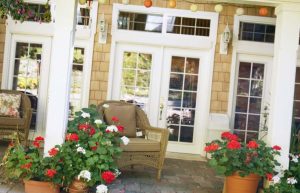 Que mettre dans de grands pots sur une terrasse extérieure ?