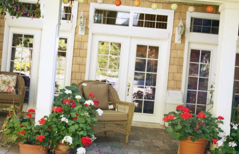 Que mettre dans de grands pots sur une terrasse extérieure ?