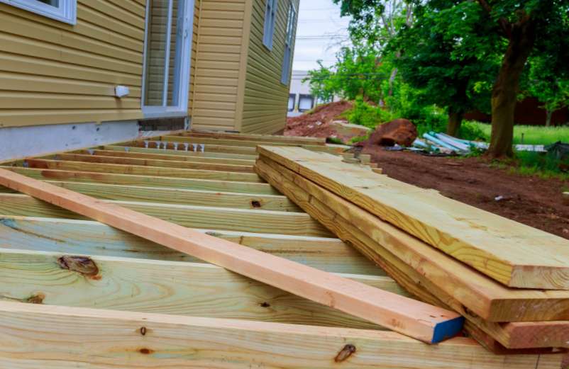 Réussir la pose d’une terrasse en bois sur une terre battu