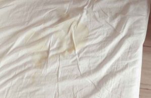 Comment nettoyer un matelas taché ? Quelques astuces pratiques
