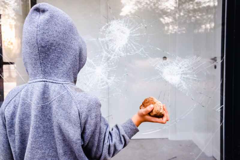 Mon fils a cassé une vitre chez moi : l’assurance habitation prend-elle en charge ? Do It Yvette