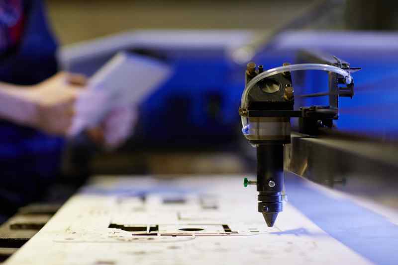 Concevoir des pièces industrielles : les règles d’or d'une découpe de métal mesurée avec précision Do It Yvette